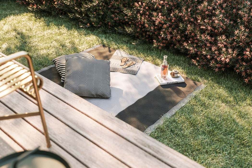 Garden picnic styling